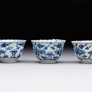 A set of six Chinese blue and white cups and saucers with floral design, Kangxi — 照片 8