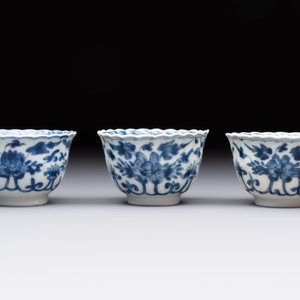 A set of six Chinese blue and white cups and saucers with floral design, Kangxi — 照片 9