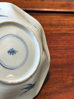 A set of six Chinese blue and white flower-shaped 'sanduo' cups and saucers, lingzhi mark, Kangxi — foto 14