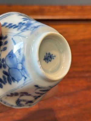 A set of six Chinese blue and white flower-shaped 'sanduo' cups and saucers, lingzhi mark, Kangxi — foto 7