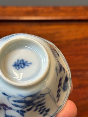 A set of six Chinese blue and white flower-shaped 'sanduo' cups and saucers, lingzhi mark, Kangxi — foto 8