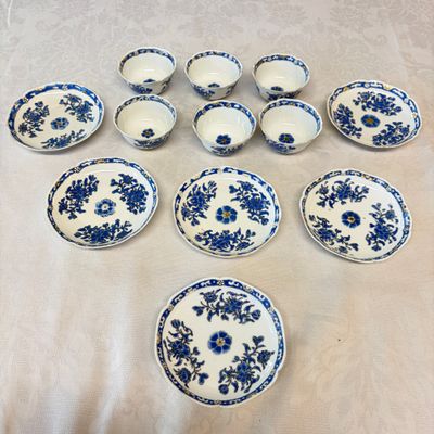 A set of six Chinese blue-enamelled and gilt-decorated tea bowls and saucers with floral design — foto 1