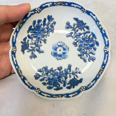 A set of six Chinese blue-enamelled and gilt-decorated tea bowls and saucers with floral design — foto 2
