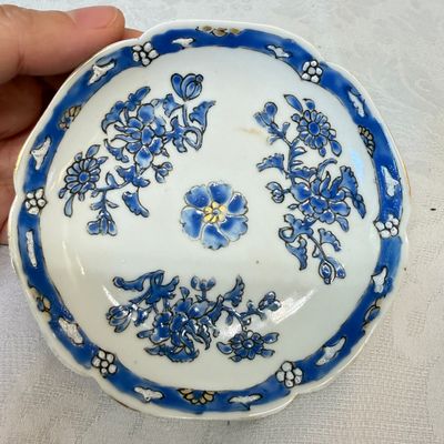 A set of six Chinese blue-enamelled and gilt-decorated tea bowls and saucers with floral design — foto 4