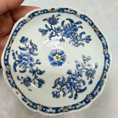 A set of six Chinese blue-enamelled and gilt-decorated tea bowls and saucers with floral design — foto 6