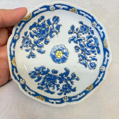 A set of six Chinese blue-enamelled and gilt-decorated tea bowls and saucers with floral design — foto 8