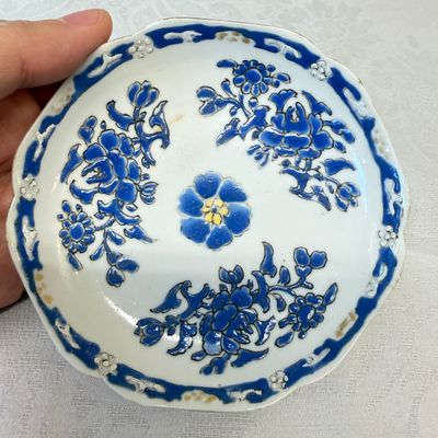 A set of six Chinese blue-enamelled and gilt-decorated tea bowls and saucers with floral design — foto 10