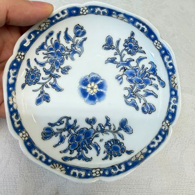 A set of six Chinese blue-enamelled and gilt-decorated tea bowls and saucers with floral design — foto 12