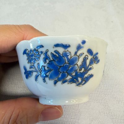 A set of six Chinese blue-enamelled and gilt-decorated tea bowls and saucers with floral design — foto 14