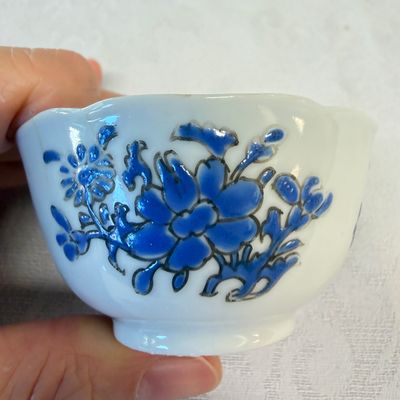 A set of six Chinese blue-enamelled and gilt-decorated tea bowls and saucers with floral design — foto 15