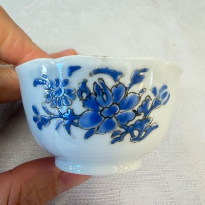 A set of six Chinese blue-enamelled and gilt-decorated tea bowls and saucers with floral design — foto 16