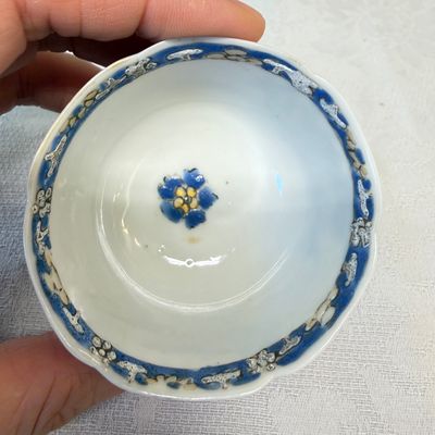 A set of six Chinese blue-enamelled and gilt-decorated tea bowls and saucers with floral design — foto 17