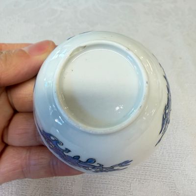 A set of six Chinese blue-enamelled and gilt-decorated tea bowls and saucers with floral design — foto 18