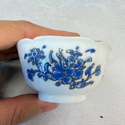 A set of six Chinese blue-enamelled and gilt-decorated tea bowls and saucers with floral design — foto 19