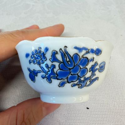 A set of six Chinese blue-enamelled and gilt-decorated tea bowls and saucers with floral design — foto 20