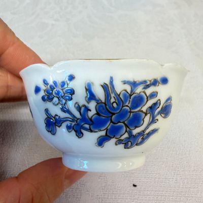 A set of six Chinese blue-enamelled and gilt-decorated tea bowls and saucers with floral design — foto 21