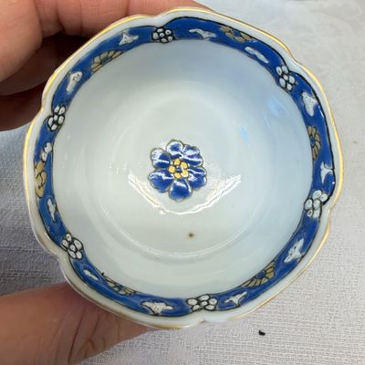 A set of six Chinese blue-enamelled and gilt-decorated tea bowls and saucers with floral design — foto 22