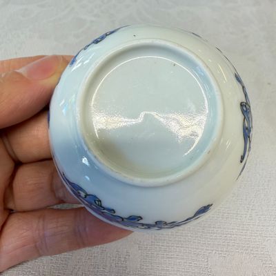 A set of six Chinese blue-enamelled and gilt-decorated tea bowls and saucers with floral design — foto 23