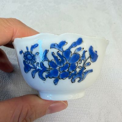A set of six Chinese blue-enamelled and gilt-decorated tea bowls and saucers with floral design — foto 24