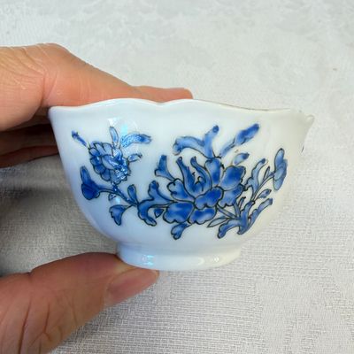 A set of six Chinese blue-enamelled and gilt-decorated tea bowls and saucers with floral design — foto 25
