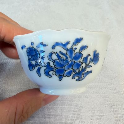 A set of six Chinese blue-enamelled and gilt-decorated tea bowls and saucers with floral design — foto 26