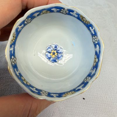 A set of six Chinese blue-enamelled and gilt-decorated tea bowls and saucers with floral design — foto 27