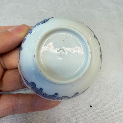 A set of six Chinese blue-enamelled and gilt-decorated tea bowls and saucers with floral design — foto 28