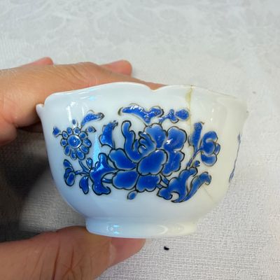 A set of six Chinese blue-enamelled and gilt-decorated tea bowls and saucers with floral design — foto 29