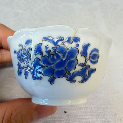 A set of six Chinese blue-enamelled and gilt-decorated tea bowls and saucers with floral design — foto 30
