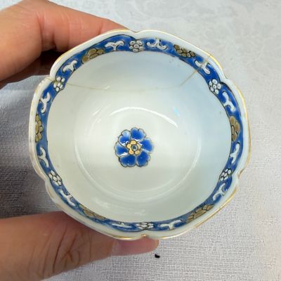A set of six Chinese blue-enamelled and gilt-decorated tea bowls and saucers with floral design — foto 32