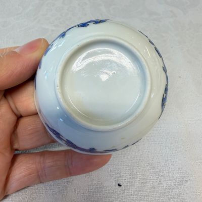 A set of six Chinese blue-enamelled and gilt-decorated tea bowls and saucers with floral design — foto 33