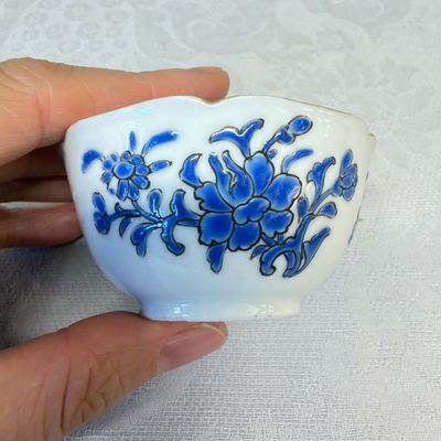 A set of six Chinese blue-enamelled and gilt-decorated tea bowls and saucers with floral design — foto 34