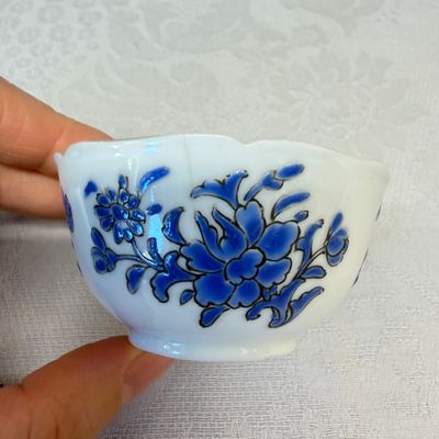 A set of six Chinese blue-enamelled and gilt-decorated tea bowls and saucers with floral design — foto 35