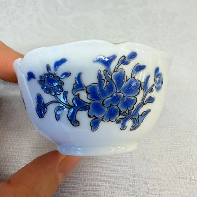 A set of six Chinese blue-enamelled and gilt-decorated tea bowls and saucers with floral design — foto 36