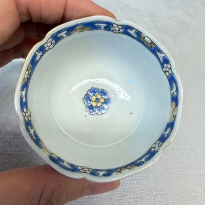A set of six Chinese blue-enamelled and gilt-decorated tea bowls and saucers with floral design — foto 37
