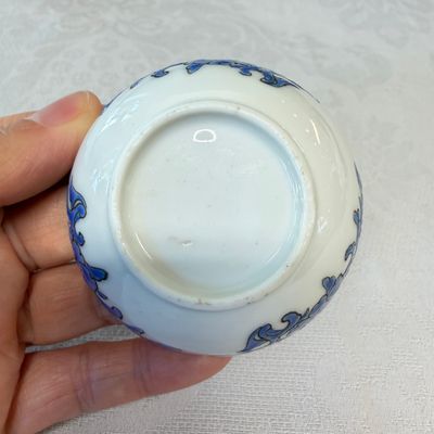 A set of six Chinese blue-enamelled and gilt-decorated tea bowls and saucers with floral design — foto 38