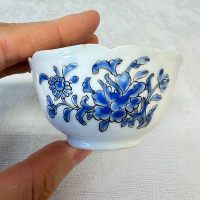 A set of six Chinese blue-enamelled and gilt-decorated tea bowls and saucers with floral design — foto 39