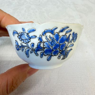 A set of six Chinese blue-enamelled and gilt-decorated tea bowls and saucers with floral design — foto 40
