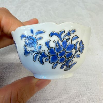 A set of six Chinese blue-enamelled and gilt-decorated tea bowls and saucers with floral design — foto 41