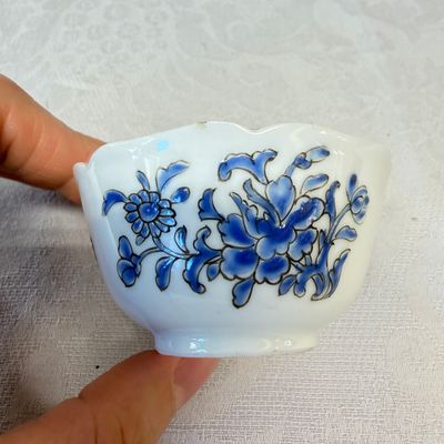 A set of six Chinese blue-enamelled and gilt-decorated tea bowls and saucers with floral design — foto 42