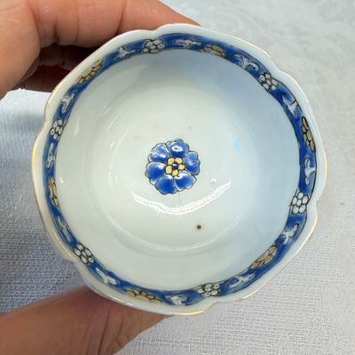 A set of six Chinese blue-enamelled and gilt-decorated tea bowls and saucers with floral design — foto 43