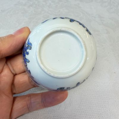 A set of six Chinese blue-enamelled and gilt-decorated tea bowls and saucers with floral design — foto 44