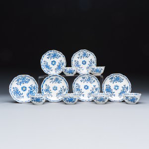 A set of six Chinese blue-enamelled and gilt-decorated tea bowls and saucers with floral design — foto 1