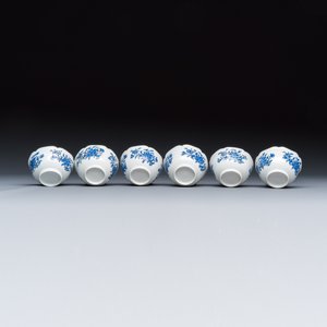 A set of six Chinese blue-enamelled and gilt-decorated tea bowls and saucers with floral design — foto 11