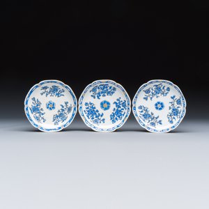 A set of six Chinese blue-enamelled and gilt-decorated tea bowls and saucers with floral design — foto 2