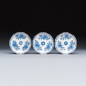 A set of six Chinese blue-enamelled and gilt-decorated tea bowls and saucers with floral design — foto 4