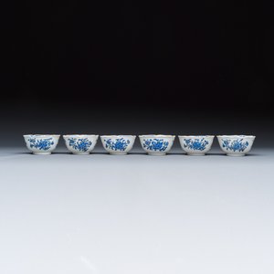 A set of six Chinese blue-enamelled and gilt-decorated tea bowls and saucers with floral design — foto 6