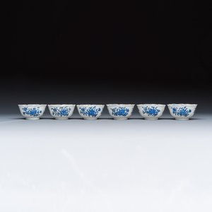 A set of six Chinese blue-enamelled and gilt-decorated tea bowls and saucers with floral design — foto 7
