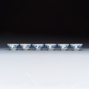 A set of six Chinese blue-enamelled and gilt-decorated tea bowls and saucers with floral design — foto 8