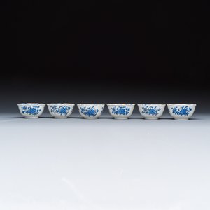 A set of six Chinese blue-enamelled and gilt-decorated tea bowls and saucers with floral design — foto 9